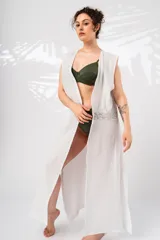 Túnica larga sin mangas color blanco, confeccionada en bambula con detalles de puntilla de algodón combinada. Incluye lazo de algodón.