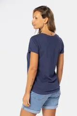 Remera básica de algodón color negro, con cuello redondo y mangas cortas de corte clásico.