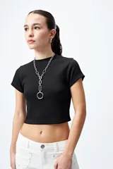 Remera corta negra de punto acanalado, con cuello redondo y mangas cortas.