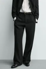Pantalón de traje con corte relaxed fit, confeccionado en una mezcla de viscosa y lino. Presenta bolsillos laterales delanteros, bolsillos traseros de vivo y cierre frontal con cremallera y gancho oculto.