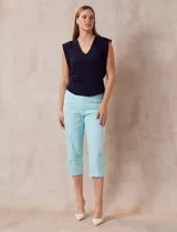 Pantalón capri de corte recto confeccionado en gabardina elastizada, marca Ruby Rd. Presenta una pretina ancha, bolsillos delanteros simulados y bolsillos traseros aplicados. El diseño destaca por un detalle calado en el ruedo.