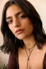 Collar con dije de acero quirúrgico en forma de cráneo de toro, montado sobre un cordón marrón.