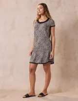 Camisón corto de tejido suave estampado, con cuello redondo y mangas cortas.