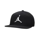 Gorra tipo snapback color negro con el logo Jumpman bordado en blanco en el panel frontal. Cuenta con visera plana y cierre ajustable en la parte posterior.