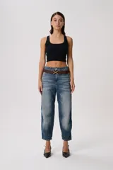 Pantalón de jean celeste de tiro medio y corte holgado. Presenta un lavado bicolor con efecto desgastado y terminación levemente fruncida en el bajo.