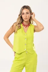 Chaleco verde lima de lino con lurex, escote en V, sin mangas y cierre frontal con botones.