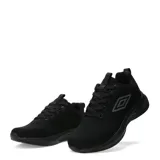 Championes urbanos Umbro modelo Vega, color negro, confeccionados en tejido de malla transpirable con detalles sintéticos y logo de la marca en el lateral.