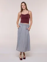 Falda midi color gris de lyocell, con cintura alta, costuras verticales decorativas, bolsillos laterales y corte acampanado.