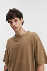 Remera de manga corta para hombre, corte oversize, color gris oscuro.