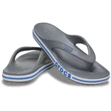 Ojotas Crocs Bayaband Flip de color azul marino, con tiras de dedo y suela con banda lateral blanca y roja con la inscripción de la marca en relieve.