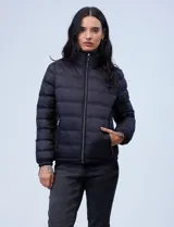 Campera puffer negra con cierre frontal y bolsillos laterales con cierre. Es reversible, con un lado liso y otro estampado.