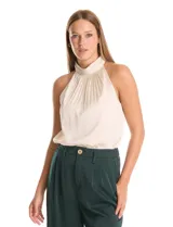 Blusa de satén con diseño plisado, cuello alto tipo halter y sin mangas.