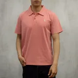 Chomba color salmón de algodón con cuello clásico, tapeta de dos botones y logo bordado en el pecho.