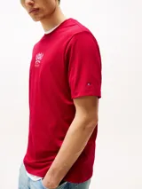 Remera roja de algodón con cuello redondo y logo bordado en el pecho.