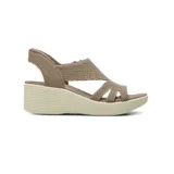 Sandalias de taco corrido Skechers Slip-Ins Parallel Lite - Summer Invite, en color marrón, con capellada de punto elástico y plantilla acolchada.