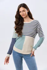 Buzo tejido de algodón con diseño colorblock y rayas, de cuello redondo y manga larga.