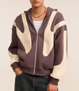 Saco tipo buzo con cierre frontal, confeccionado en tejido fleece. Presenta un diseño boxy con capucha, mangas largas de sisa desplazada y estampa abstracta en contraste. Cuenta con puños y bajo ajustados.