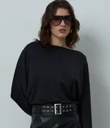 Blusa de microfibra con diseño de manga murciélago, escote amplio y caída holgada. Prenda de manga larga confeccionada en tejido ligero y resistente.