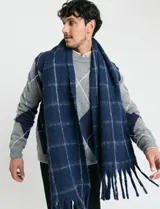 Sweater de punto con diseño de rombos en gris y azul marino, escote redondo a la base, manga larga y terminaciones en punto acanalado en cuello, puños y ruedo.