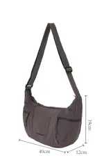 Bolso bandolera color gris oscuro, con diseño curvilíneo, correa ajustable y múltiples compartimentos con cierre. Presenta la inscripción "everyday wear" en la parte frontal.