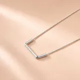 Collar de plata 925 con cadena de eslabones y dije tubular texturizado de diseño geométrico.