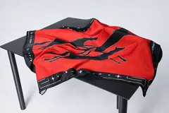 Pañuelo cuadrado de seda color rojo y negro, con diseño estampado de caballos estilo pixel art y detalles geométricos en los bordes.