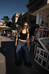 Jean wide leg de tiro medio en color azul, con recortes y pespuntes a contratono.