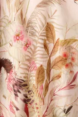 Pollera larga de tiro alto, confeccionada en mezcla de viscosa y algodón con diseño acampanado y estampa botánica multicolor sobre fondo rosado.