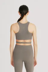 Calza larga color crema de tiro alto, realizada en tejido suave y ligero, de alta elasticidad. Cintura doble para compresión media comfortable.