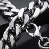 Pulsera de eslabones cubanos gruesos fabricada en acero con acabado brillante.