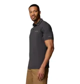 Chomba Columbia modelo Parsons Point Polo Omni-Shade de color negro, con cuello mao y cierre frontal de botones, manga corta y logo bordado en el pecho.
