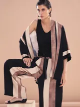 Pantalón palazzo de tiro alto con estampado a rayas verticales en tonos beige y negro.