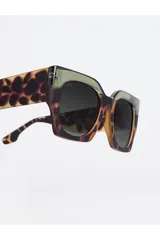 Lentes de sol Tiwi Matt, con montura bicolor verde y carey, y lentes verdes.