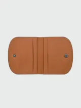 Tarjetero plegable de cuero color verde oliva, con cierre de broche a presión y compartimentos internos para tarjetas.