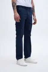 Pantalón cargo color marrón con bolsillos laterales y bolsillo cargo con solapa y botones.