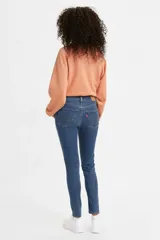 Jeans de tiro alto Levi's 720 High Rise Super Skinny, de calce ajustado en cadera y muslos, pierna súper ajustada y denim stretch.