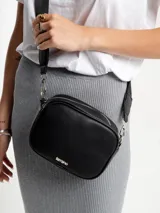 Bandolera compacta de diseño rectangular, confeccionada en material símil cuero con textura granulada. Cuenta con cierre superior, correa ajustable y logo metálico de la marca Terrano en la parte frontal.