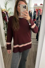Sweater tejido color bordó con detalles de franjas en rosa pálido y verde en puños y ruedo. Presenta cuello redondo y diseño de calce holgado.
