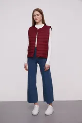 Chaleco acolchado color verde militar con cierre de botones a presión.