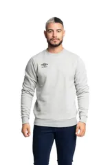 Buzo deportivo básico de felpa color azul marino con cuello redondo y el logotipo de Umbro bordado en blanco en el pecho.