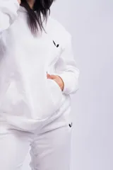 Buzo color piel con capucha y corte holgado.