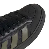 Championes Adidas modelo Grand Court Alpha, color negro con las tres tiras características en verde militar y suela negra.