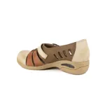 Zapato guillermina artesanal confeccionado en cuero, diseño multicolor combinando tonos beige, rojo y marrón, con perforaciones laterales, tiras en el empeine con hebilla metálica y suela baja con cámara de aire.