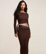Vestido midi de punto acanalado de la marca Marfinno, color negro, de corte ajustado, con cuello barco y mangas largas.