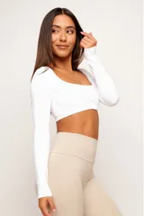 Top deportivo blanco de manga larga con escote cuadrado.