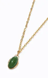 Collar largo de cadena de eslabones dorados con dije central ovalado de piedra verde engarzada en metal dorado.