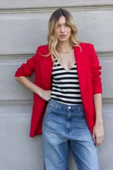 Body negro con rayas horizontales blancas, escote redondo y breteles anchos.