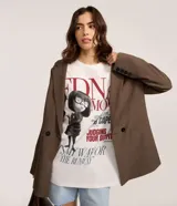 Remera de algodón blanca con cuello redondo y manga corta. Presenta un estampado frontal del personaje Edna Moda de la película Los Increíbles, acompañado de lettering en negro y rojo.