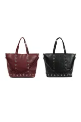 Cartera tipo tote de cuero sintético color negro, con diseño estructurado y detalle de ojales metálicos plateados en el frente y la base. Cuenta con doble asa de hombro y cierre superior.