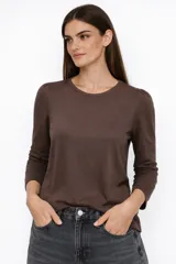 Remera de manga larga con sutiles frunces en los hombros, cuello redondo y corte recto, confeccionada en viscosa.